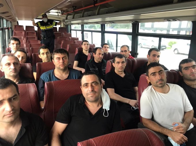 Azerbaycan 15 Ermenistanlı esiri iade etti